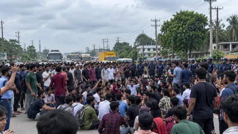 অপ্রতিম হত্যার প্রতিবাদে কুমিল্লায় মহাসড়ক অবরোধ