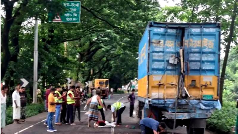 ফেনীতে কাভার্ডভ্যানের ধাক্কায় বাসচালকসহ নিহত ৩
