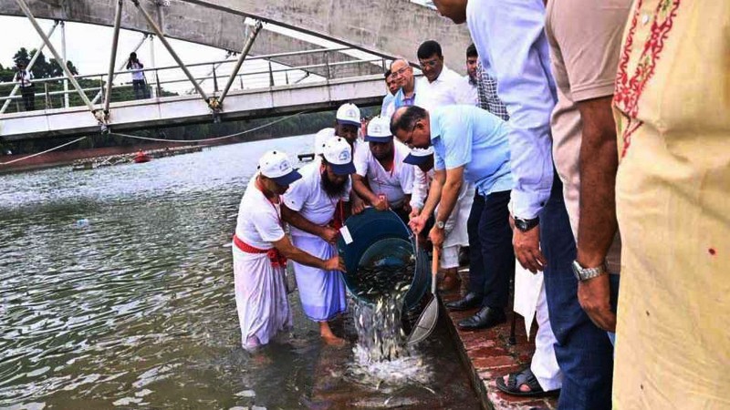 জিয়া ‍উদ্যানের লেকে মাছের পোনা অবমুক্ত করলেন তারেক রহমান