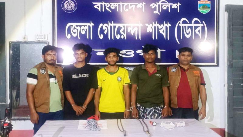পোরশায় সড়কে ডাকাতির প্রস্ততিকালে তিন ডাকাত সদস্য আটক