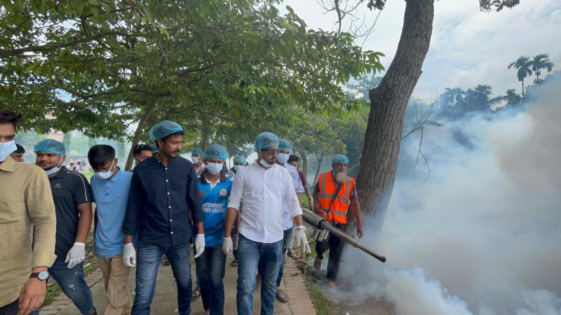 নওগাঁয় ডেঙ্গুর বিস্তার রোধে ছাত্রদলের পরিচ্ছন্নতা অভিযান