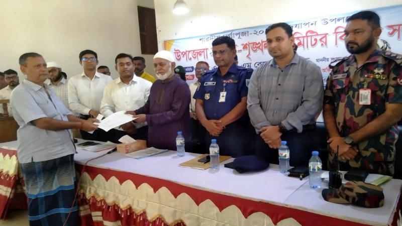 শারদীয় দূর্গাপূজা উৎযাপন উপলক্ষ্যে ফুলবাড়ীতে ৬১ টি পূজা মন্ডপে চালের ডিও বিতরণ