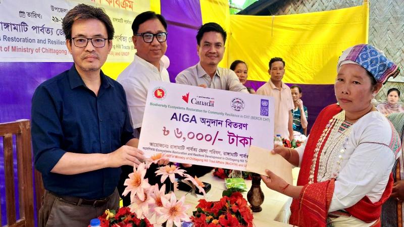 রাজস্থলীতে সাড়ে ৩ লক্ষ টাকা এ আই জি এ অনুদান বিতরণ