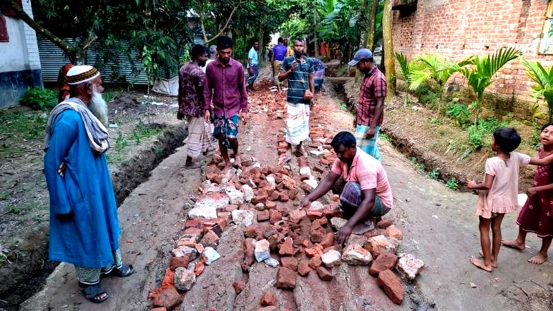 পীরগঞ্জে স্বচ্ছােশ্রমে রাস্তা সংস্কার করল গ্রামবাসী