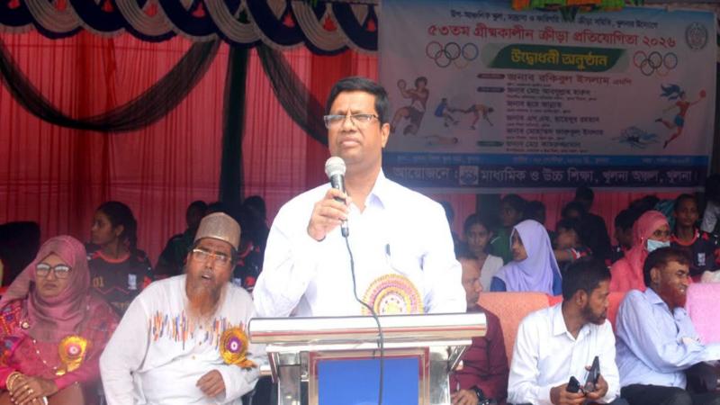 খুলনা নগরীর জিলা স্কুল মাঠে ৫৩ তম গ্রীষ্মকালীন ক্রীড়া প্রতিযোগিতার উদ্বোধন করেন