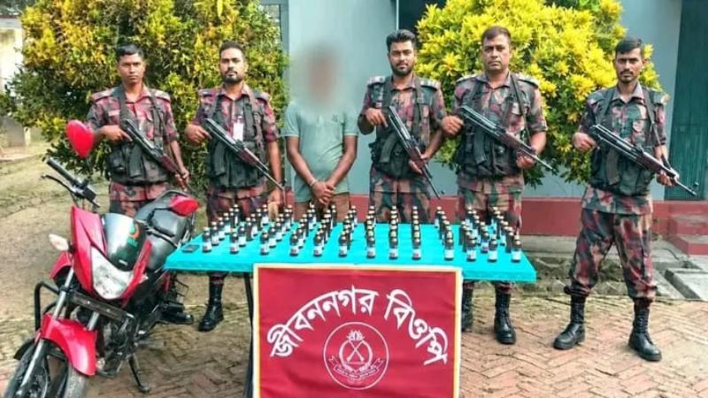 জীবননগর ৭৫ বোতল সিরাপ ও মাদকবহন কাজে ব্যবহৃত মোটরসাইকেলসহ যুবক আটক