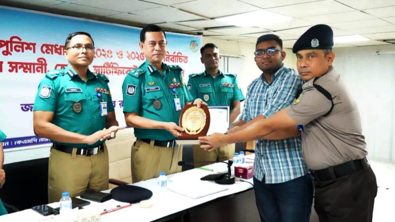 কেএমপিতে বাংলাদেশ পুলিশ মেধাবৃত্তি-২০২৪ ও ২০২৫ প্রদান অনুষ্ঠান অনুষ্ঠিত
