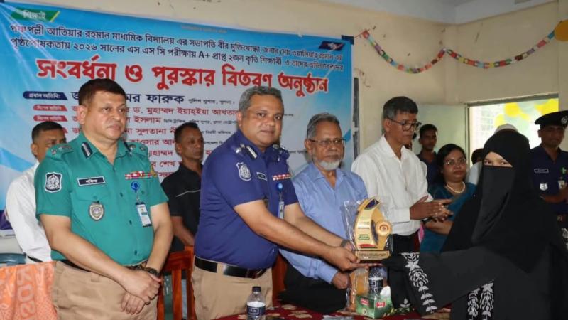 পঞ্চপল্লী স্কুলের কৃতি শিক্ষার্থী সংবর্ধনায় অনুষ্ঠানে বক্তব্য রাখেন পুলিশ সুপার শফিকুল ইসলাম