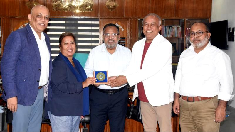 খুলনা বিশ্ববিদ্যালয়ে উপাচার্যের সঙ্গে টোটাল ফুডের পরিচালকদের সৌজন্য সাক্ষাৎ