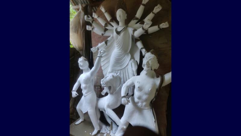 খুলনার দিঘলিয়ায় প্রতিমা তৈরির কাজে ব্যস্ত সময় পার করছেন পালপাড়ার মৃৎশিল্পীরা