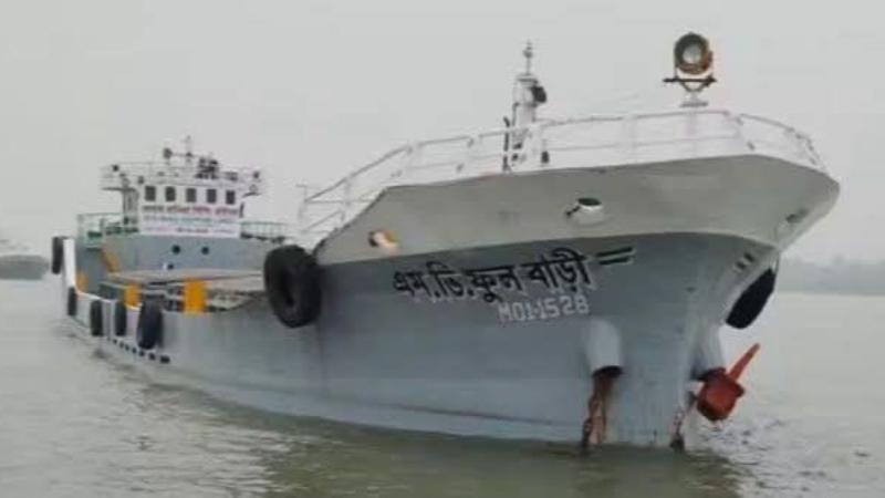 মোংলায় ১.২৫০ টন কয়লা বোঝাই লাইটার জাহাজ ডুবি, নৌ চলাচল স্বাভাবিক রয়েছে
