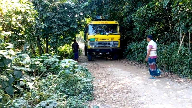 খুলনার ফুলতলায় ১৯ বছরেও সংস্কার হয়নি প্রধান সড়ক, দুর্ভোগে ভদ্র পুকুর গ্রামের মানুষ