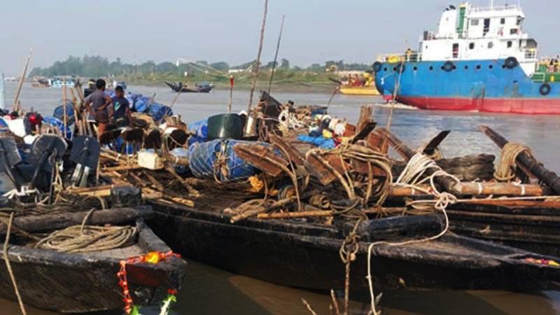 রামপালে মহাজনের চড়া সুদে ঋণের বোঝা মাথায় নিয়ে জেলেদের সমুদ্রযাত্রা শুরু
