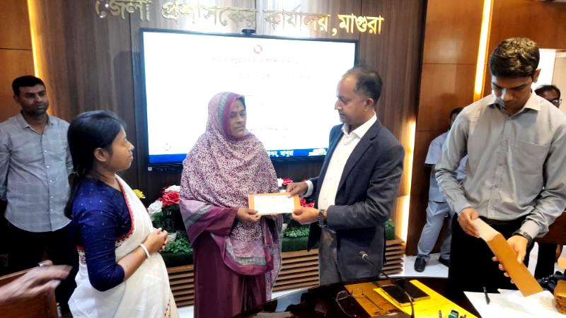 মাগুরায় ভুমি অধিগ্রহনের ক্ষতিগ্রস্থদের মাঝে ২ কোটি ৫৮ লাখ ৮৬ হাজার ৯৬৬ টাকার চেক হস্থান্তর