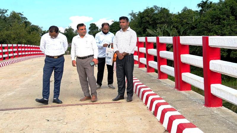 ফুলবাড়ীর ছোট তিলাই নদীর ওপর ২ কোটি ৯৭ লক্ষ ৭৮ হাজার টাকা ব্যয়ে নির্মিত সেতুটি পরিদর্শন