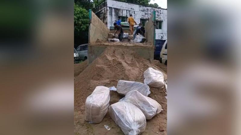 সিলেটের জৈন্তাপুর পাচারকালে ০১ কোটি ৩০ লক্ষ টাকা মূল্যের ভারতীয় শাড়ীসহ ০১ জন গ্রেফতার
