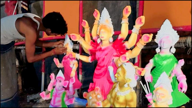 ভোলায় ১১২ মণ্ডপে দুর্গাপূজা, চলছে প্রতিমায় রং-তুলির শেষ আঁচড়