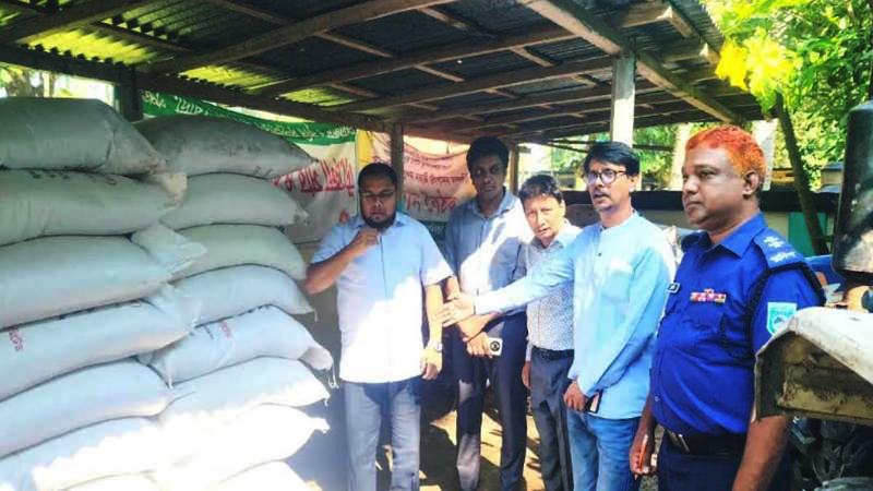 বোদায় পাচারের সময় ১২০ বস্তা সার জব্দ