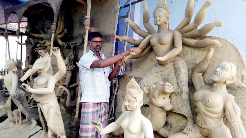 শেষ মুহুর্তে আত্রাইয়ের ৫৪টি মণ্ডপে চলছে দুর্গাপূজার প্রস্তুতি: প্রতিমা তৈরিতে ব্যস্ত মৃৎশিল্পীরা