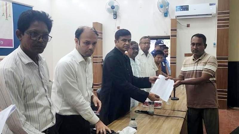 বোদা উপজেলার দুর্গাপূজার মণ্ডপে জিআর চাল বিতরণ করলেন প্রতিমন্ত্রী আজাদ