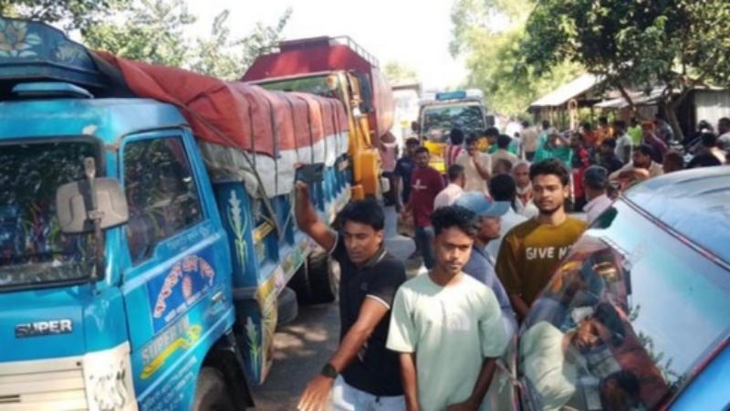 নওগাঁয় সারের দাবিতে নওগাঁ-রাজশাহী মহাসড়ক অবরোধ কৃষকদের
