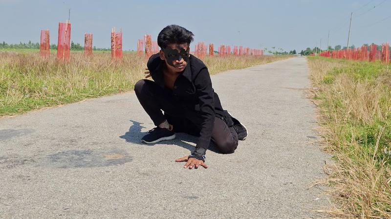 বোনের পুরোনো বোরকাই ভরসা ‘বাংলার ক্রিশ’ সিরাজগঞ্জের মামুন