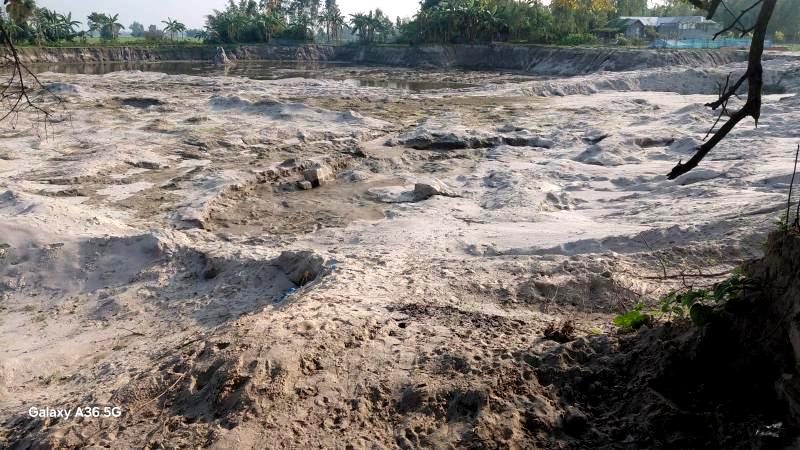 অতিরিক্ত বালু উত্তোলন: ডালিয়ায় ঝুঁকিতে তুহিন বাঁধ