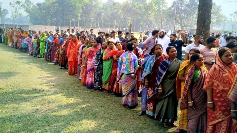 ঠাকুরগাঁও ভোটকেন্দ্রে মানুষের ঢল, পুরুষের চেয়ে নারী ভোটার বেশি